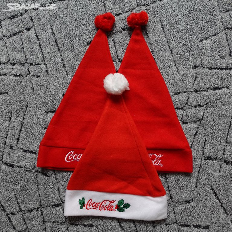 Coca Cola vánoční čepice s bambulkou - 3 kusy