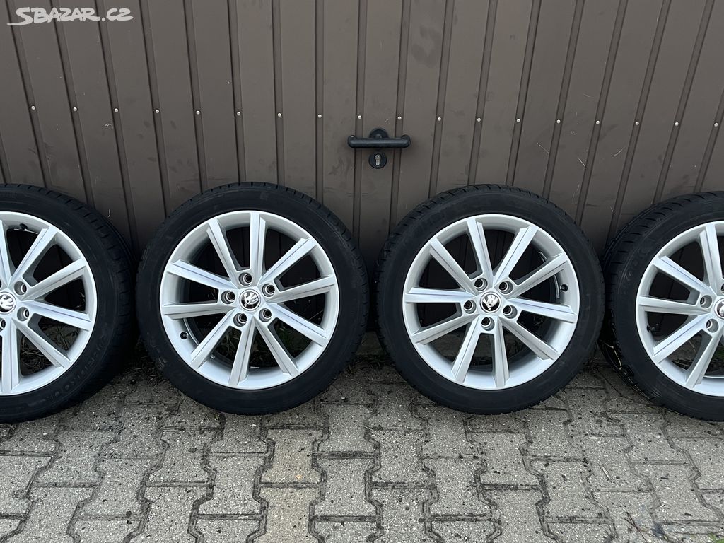 Alu kola Skoda 5x112 R17 letni pneu 225/45/17