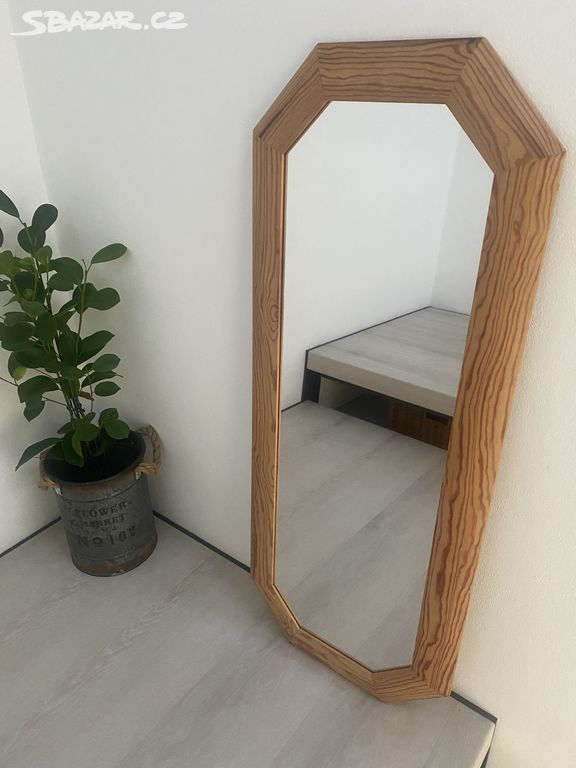 Nástěnné zrcadlo v dřevěném rámu