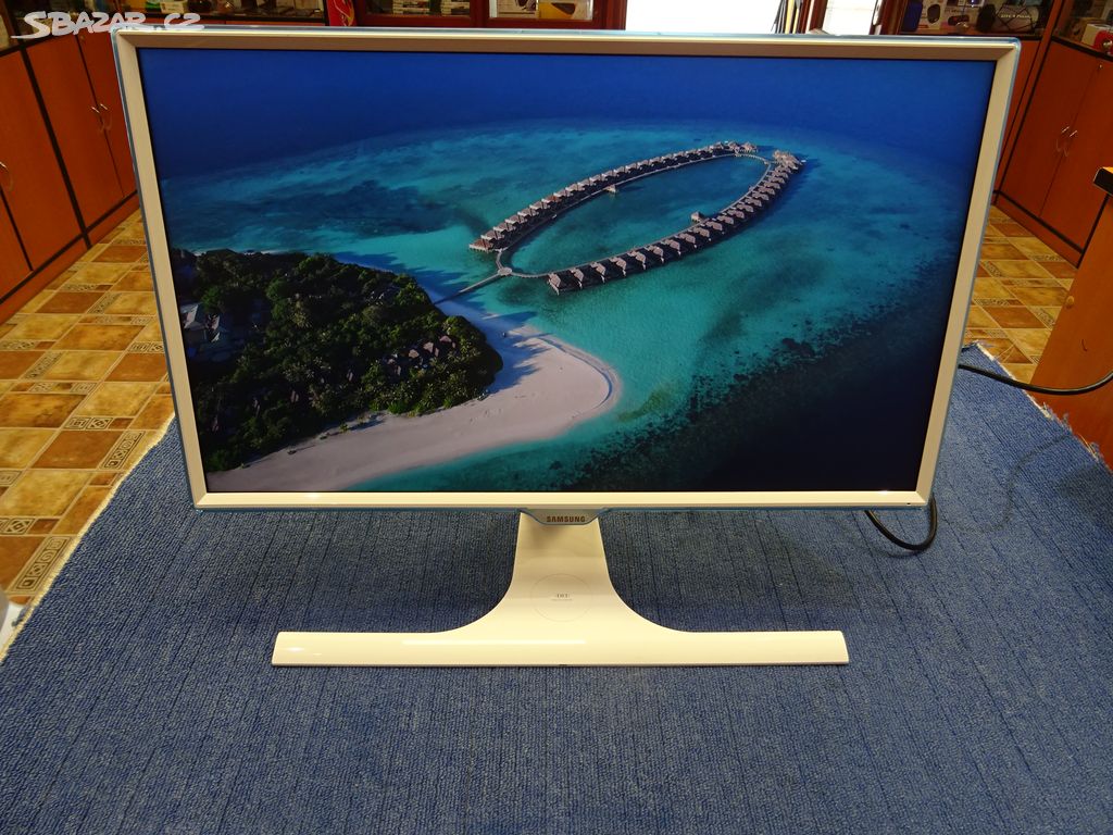 LED monitor 24" Samsung s bezdrátovým nabíjením