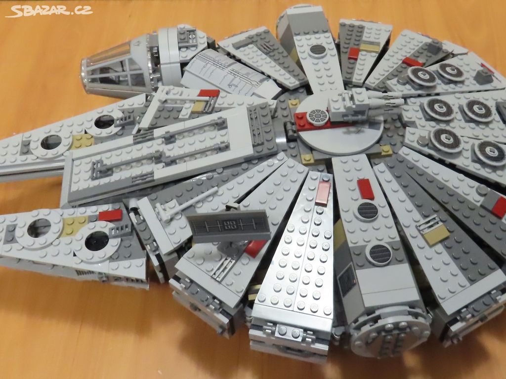 LEGO 75105 Millennium Falcon