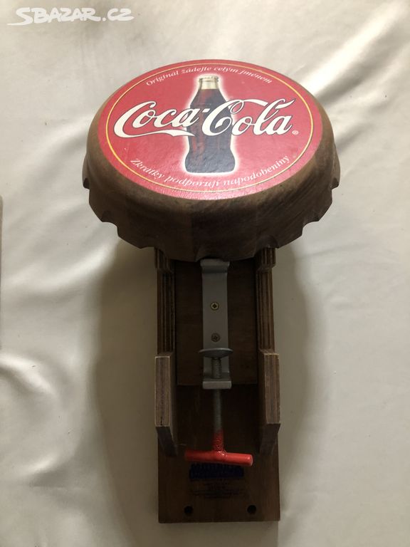 Velký dřevěný otvírák láhví Coca cola