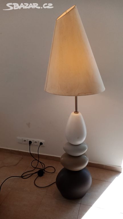 dekorativní stojací lampa