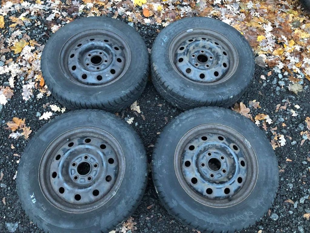 13. Sada zimních pneu 205/65 r15 vč disků 5x114,3