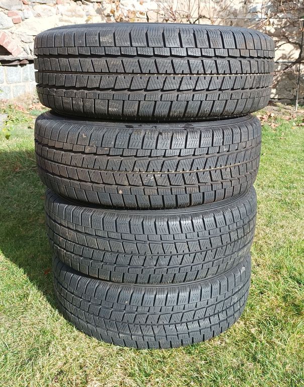 Zimní pneu s plechovými ráfky, 205/65 R16C