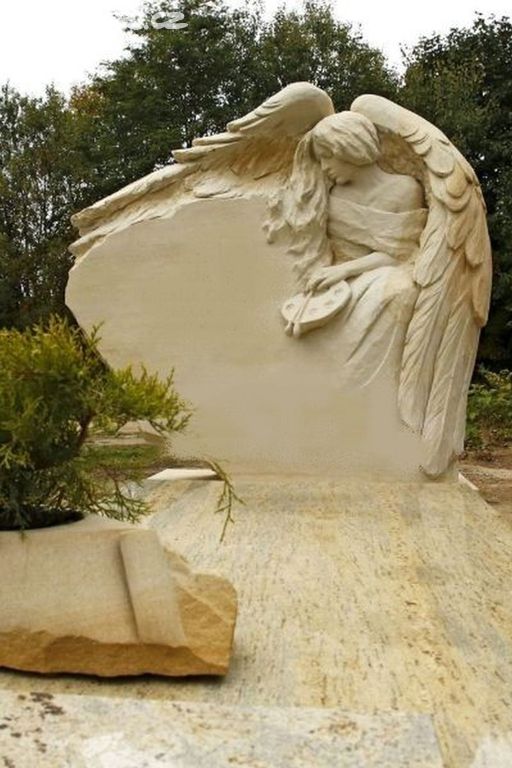 Náhrobek s andělem z přírodního kamene