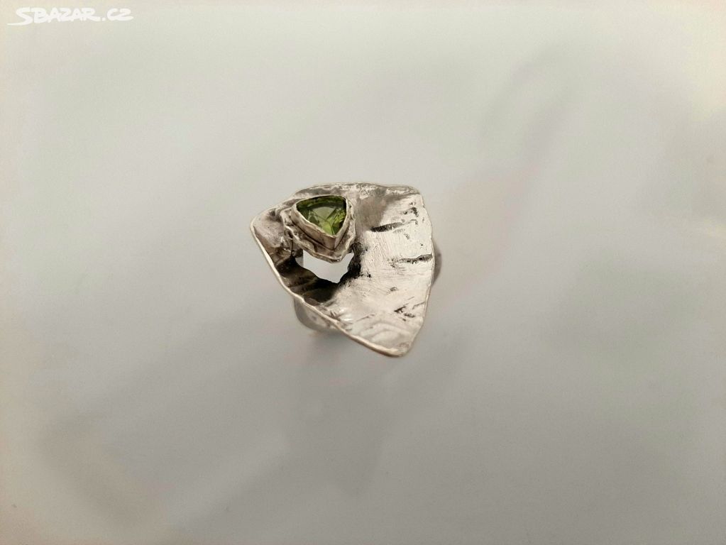stříbrný prsten s olivínem