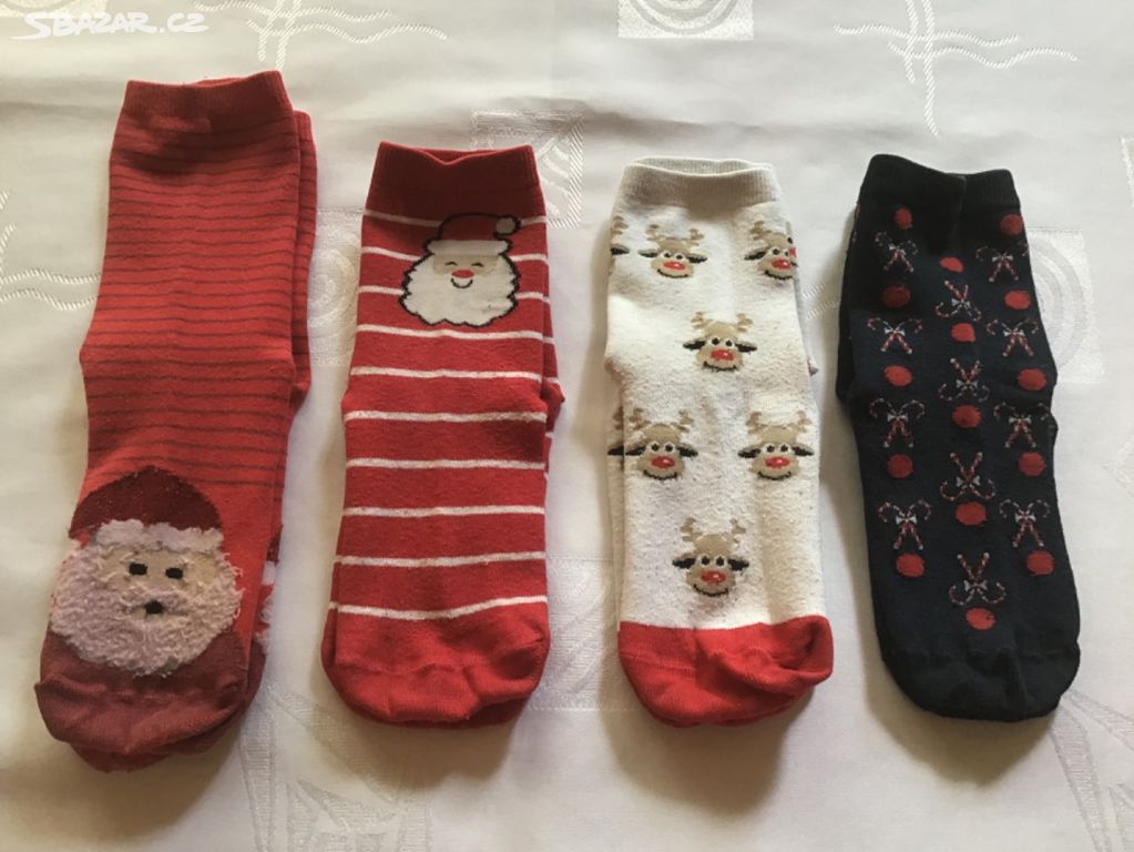 4 páry vánočních ponožek, věk do 10 let  = 20 Kč