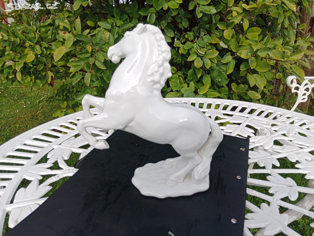 Kůň bílá plastika ve vzepjetí andaluský