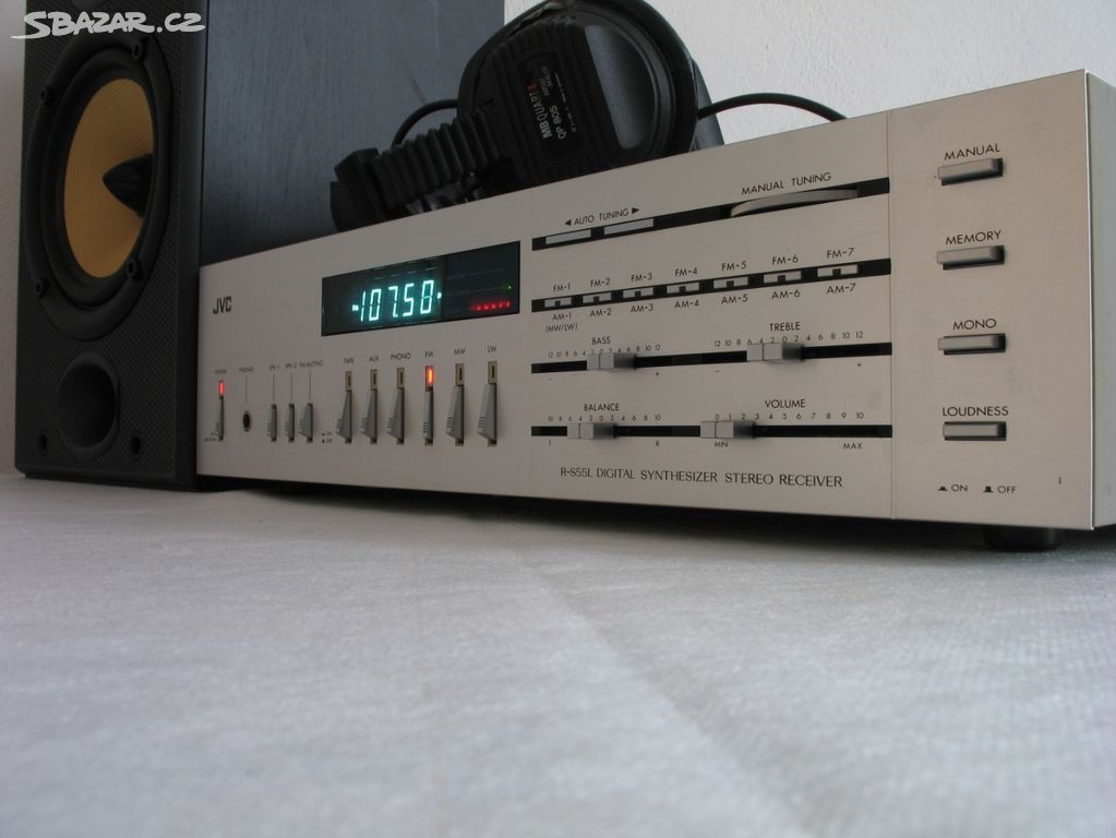 Stereo receiver JVC R-S55 funkcionalistický skvost