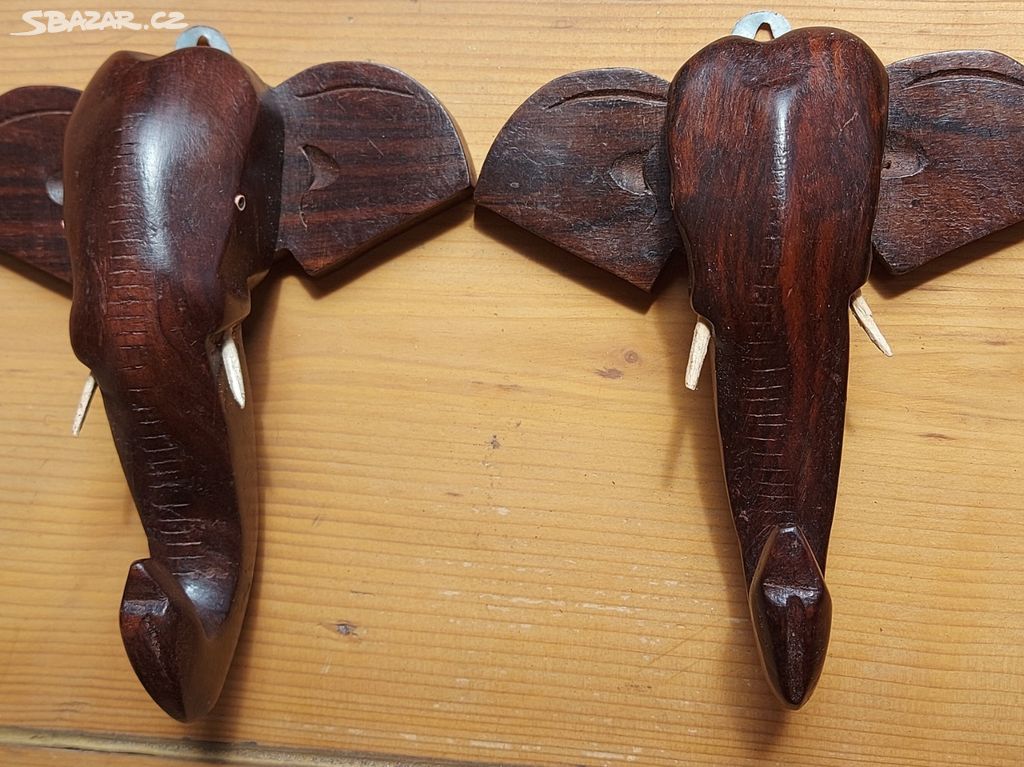 dva dřevěné věšáčky slon