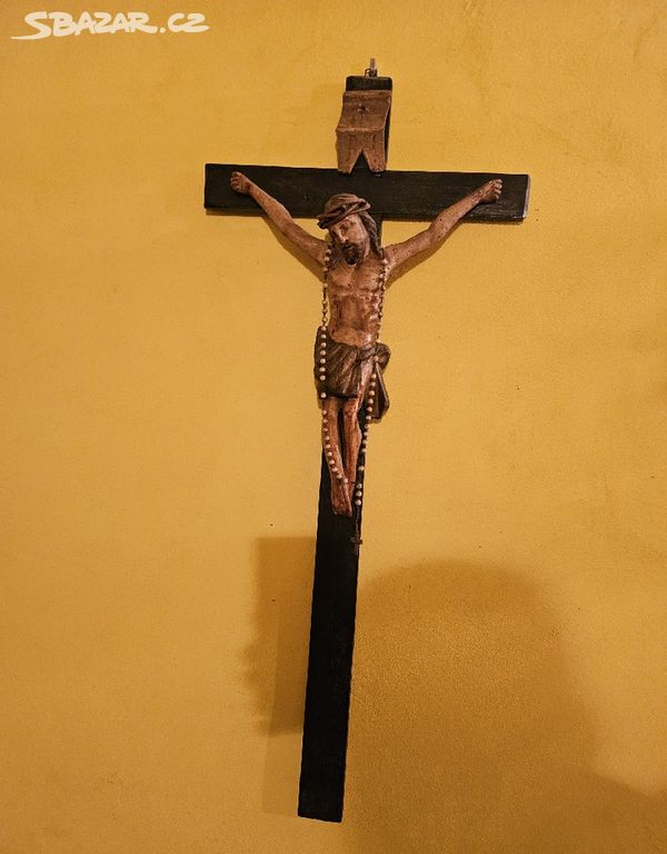 Krásný stary dřevěný kříž s Ježíšem