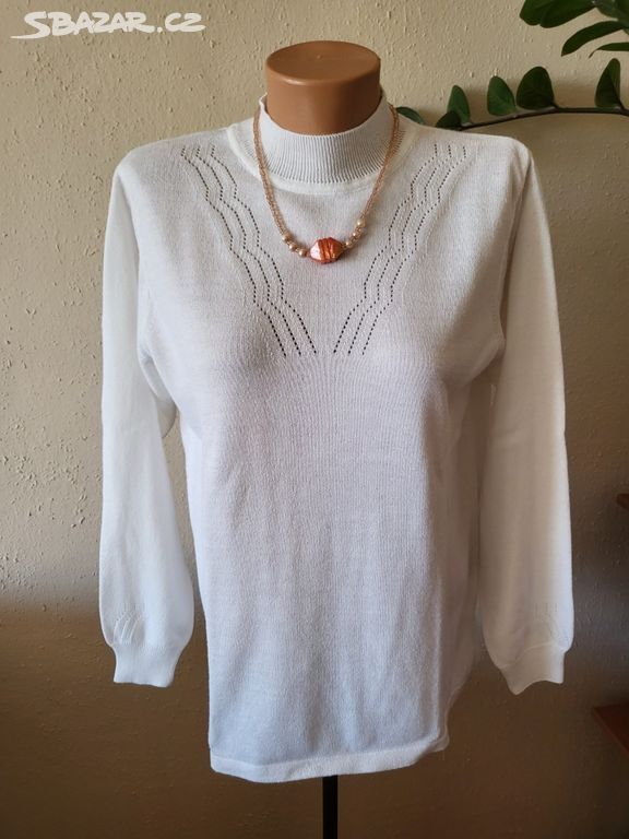 Parádní bílý svetr