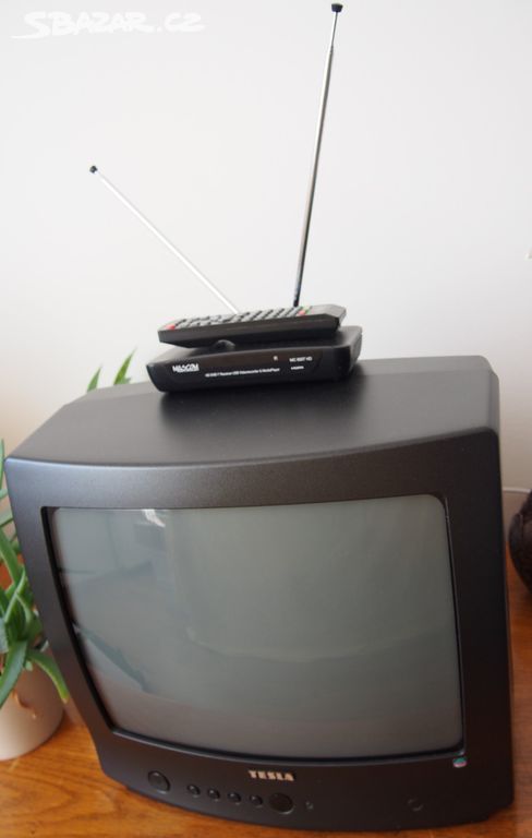 Malá TV Tesla a DVB-T přijímač MASCOM MC 650 T HD
