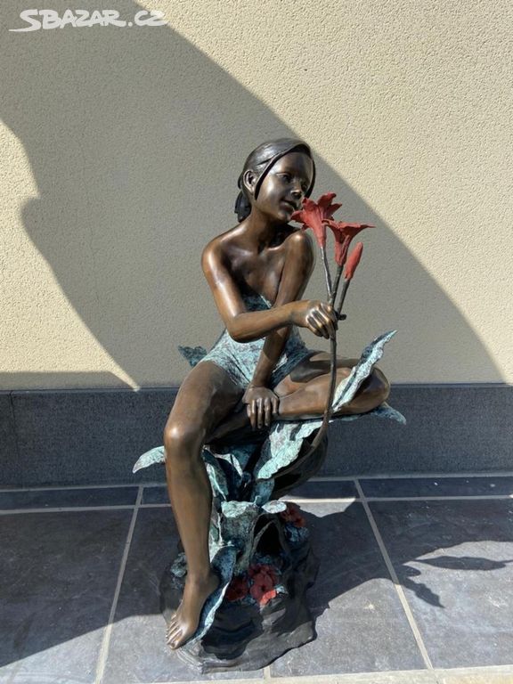 Zámecká bronzová socha - Dívka s květinami
