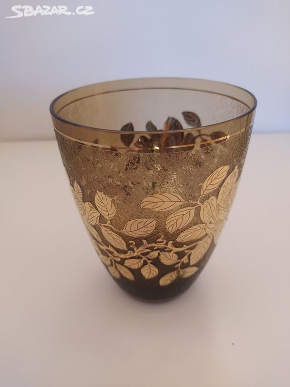 Stará vintage skleněná váza zdobená zlatými květy