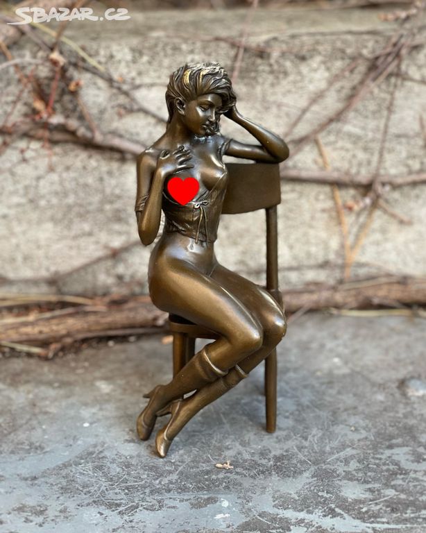 Bronzová socha soška Nahá žena na židli