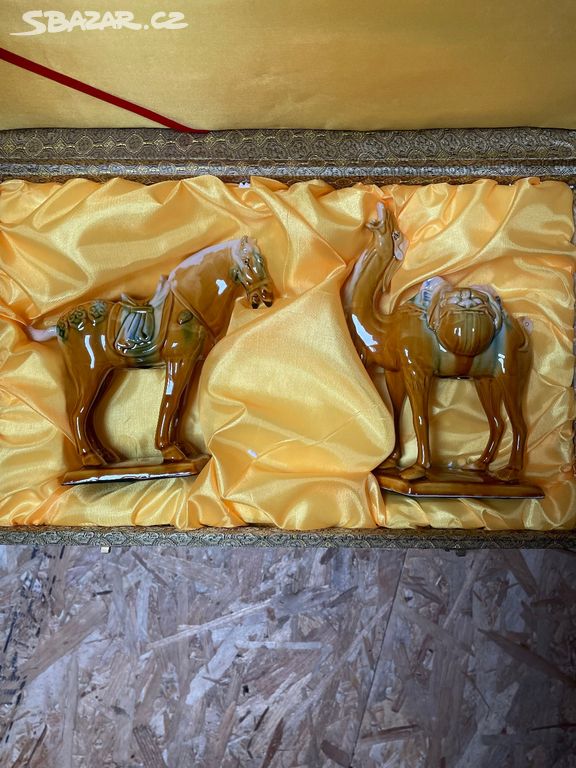 Figurka koně a velblouda - porcelán