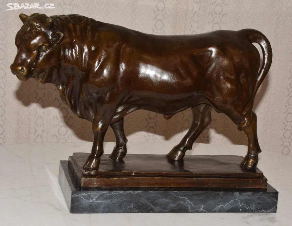 Bronzová socha - Býk na mramoru - Velký