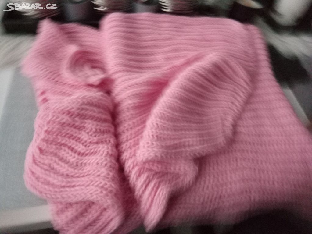Nová pletená růžová šala a cepice