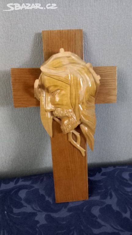 Dřevěný kříž s ježíšem - krucifix