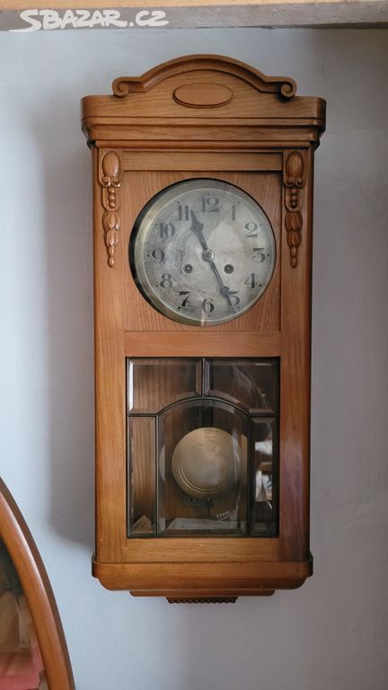 staré nástěnné hodiny