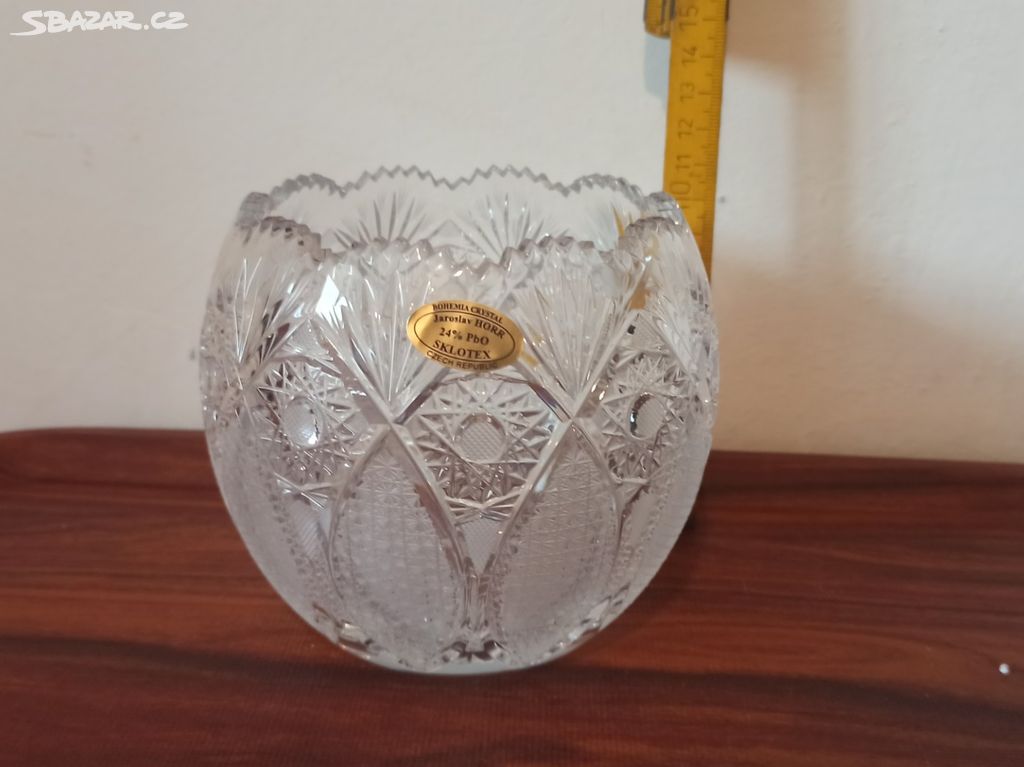 Broušená váza - výška cca 11 cm