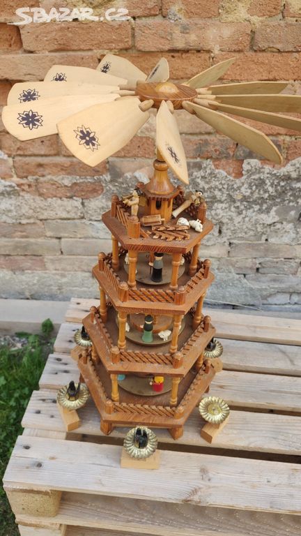 Dřevěný německý vánoční kolotoč (svícen-pyramida)