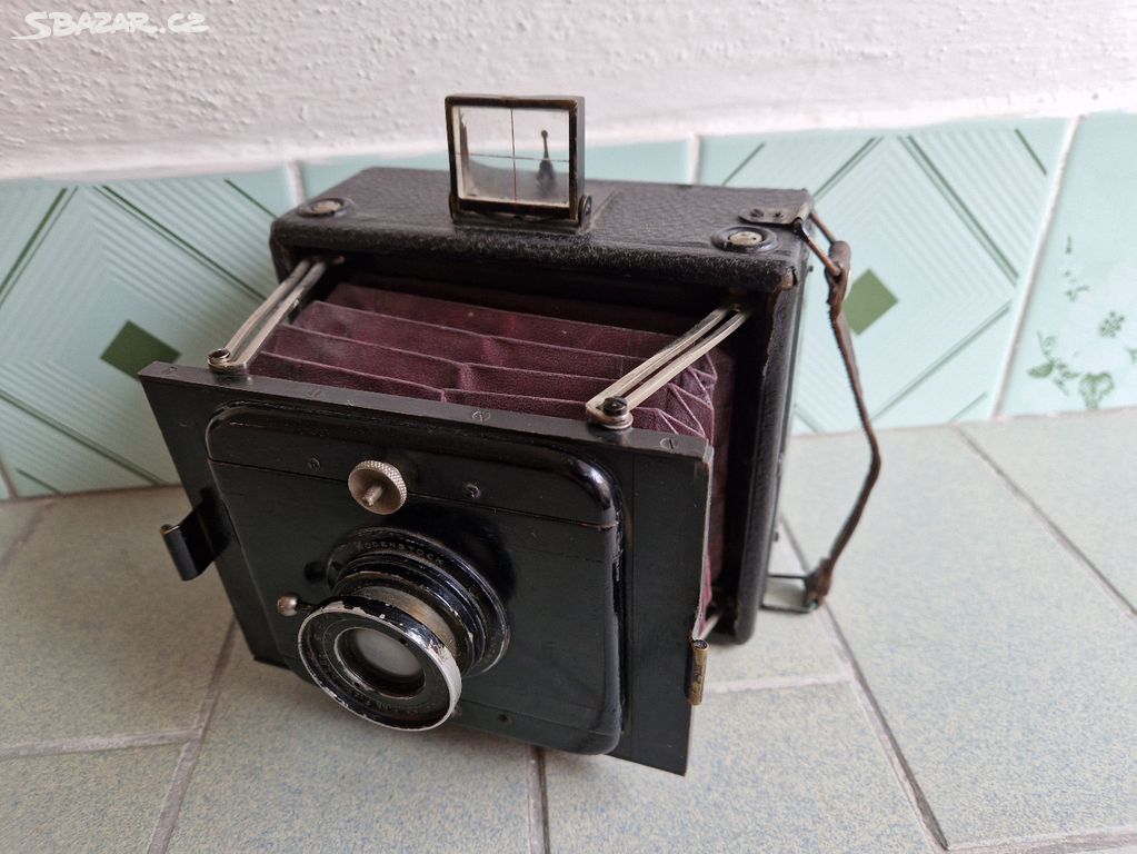 Starý měchový vzpěrový fotoaparát Hüttig Record