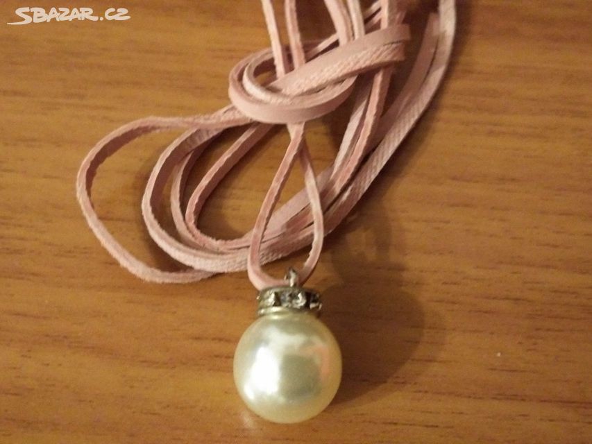 Nový originál náhrdelník, bílá perla s kůží SLEVA