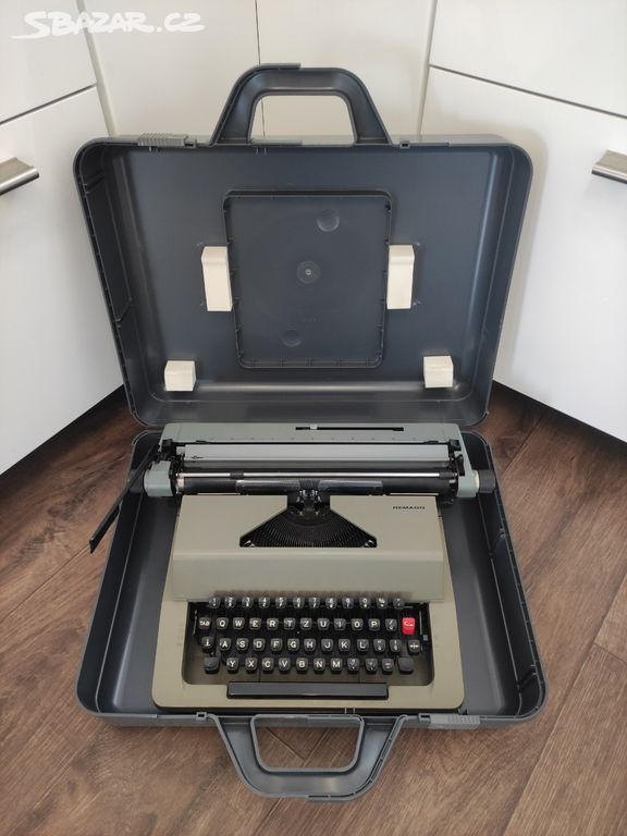 Retro mechanický psací stroj Remagg