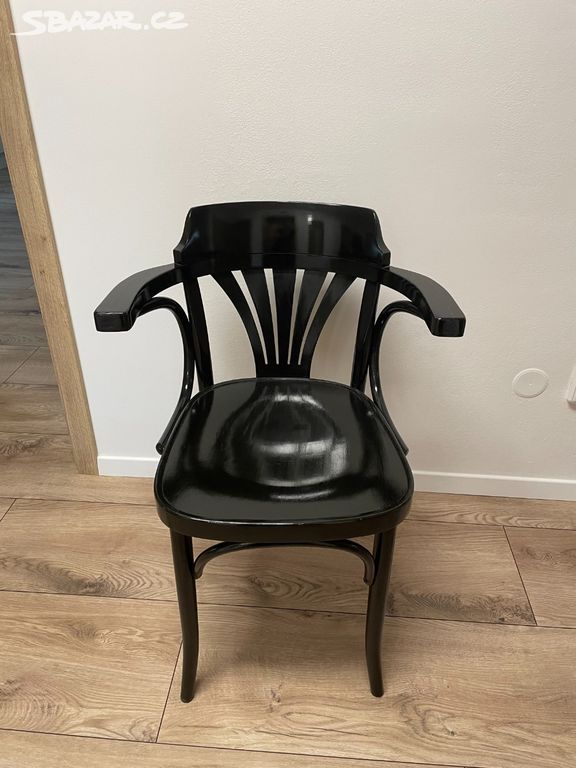 Černé dřevěné židle (křesílka)