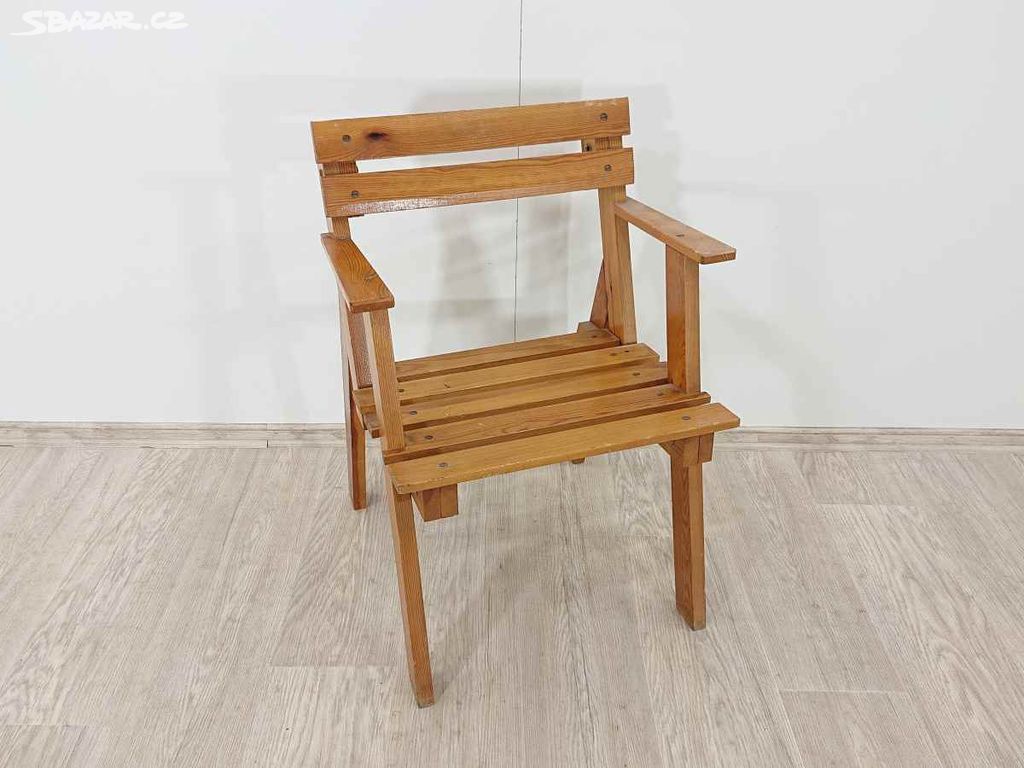 Dřevěná židle s područkami z borovicového dřeva