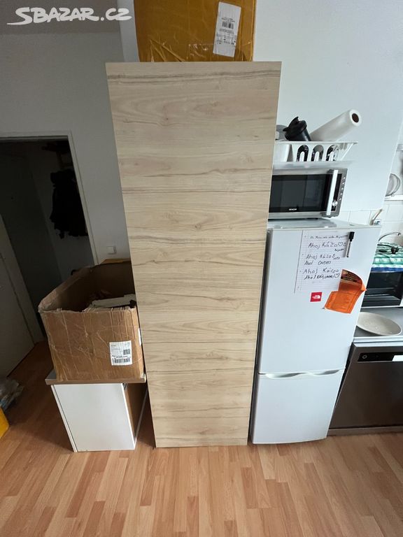 Kuchyňská skříň z IKEA - bílá s dekorem na dvěřích