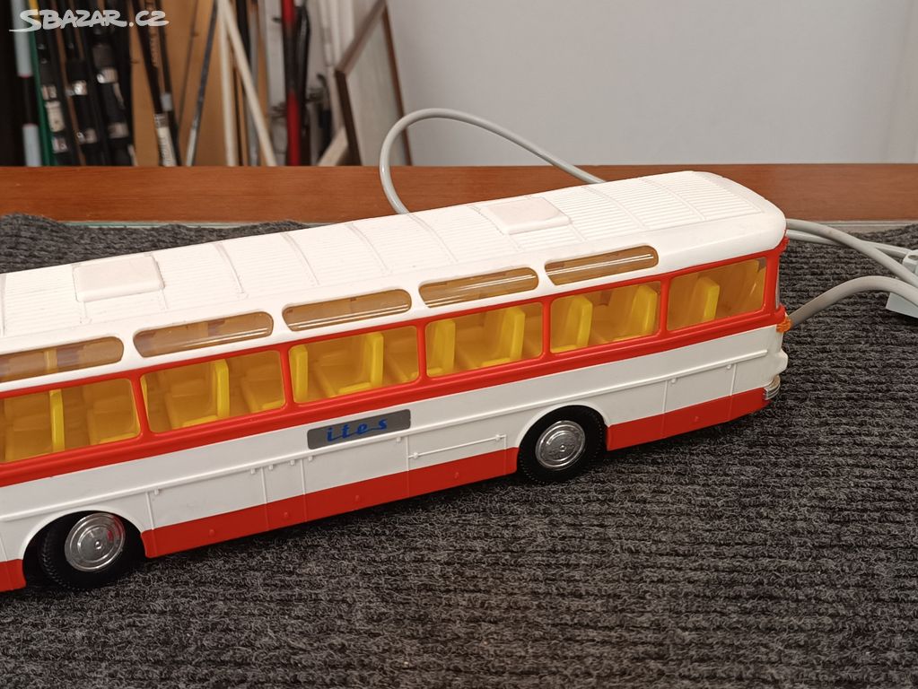 Retro hračka autobus na ovládání top stav