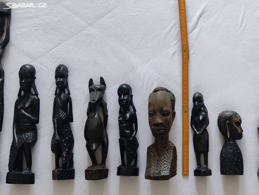 sada 12-ti dřevěných sošek s africkou tématikou