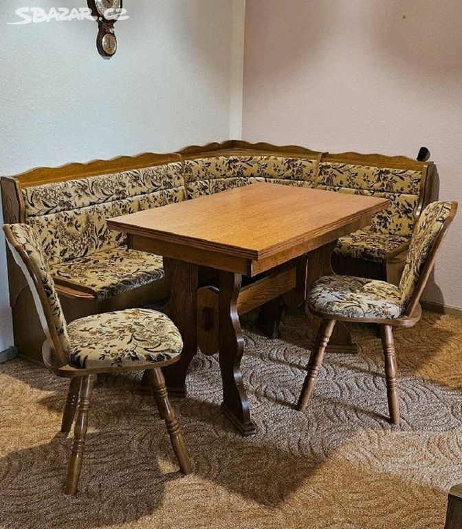 Rohová masivní lavice, rozkládací stůl a 2 židle