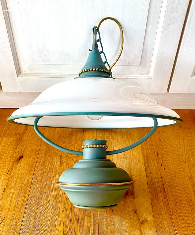 Stará krásná mohutná mosazná lampa