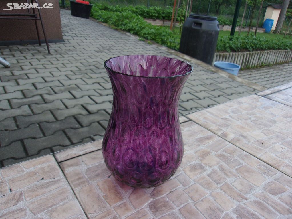 váza sklo fialové
