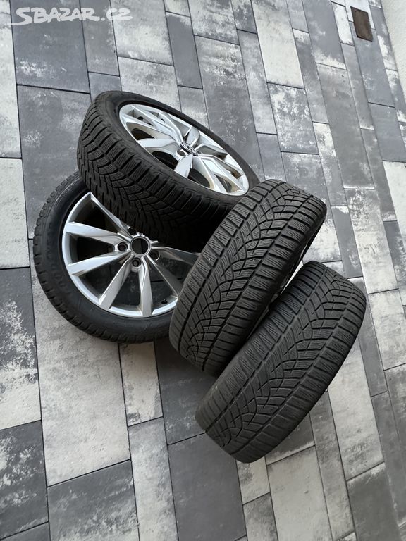 Zimní pneu Goodyear 205/50 R17 93V,disky,krytky VW