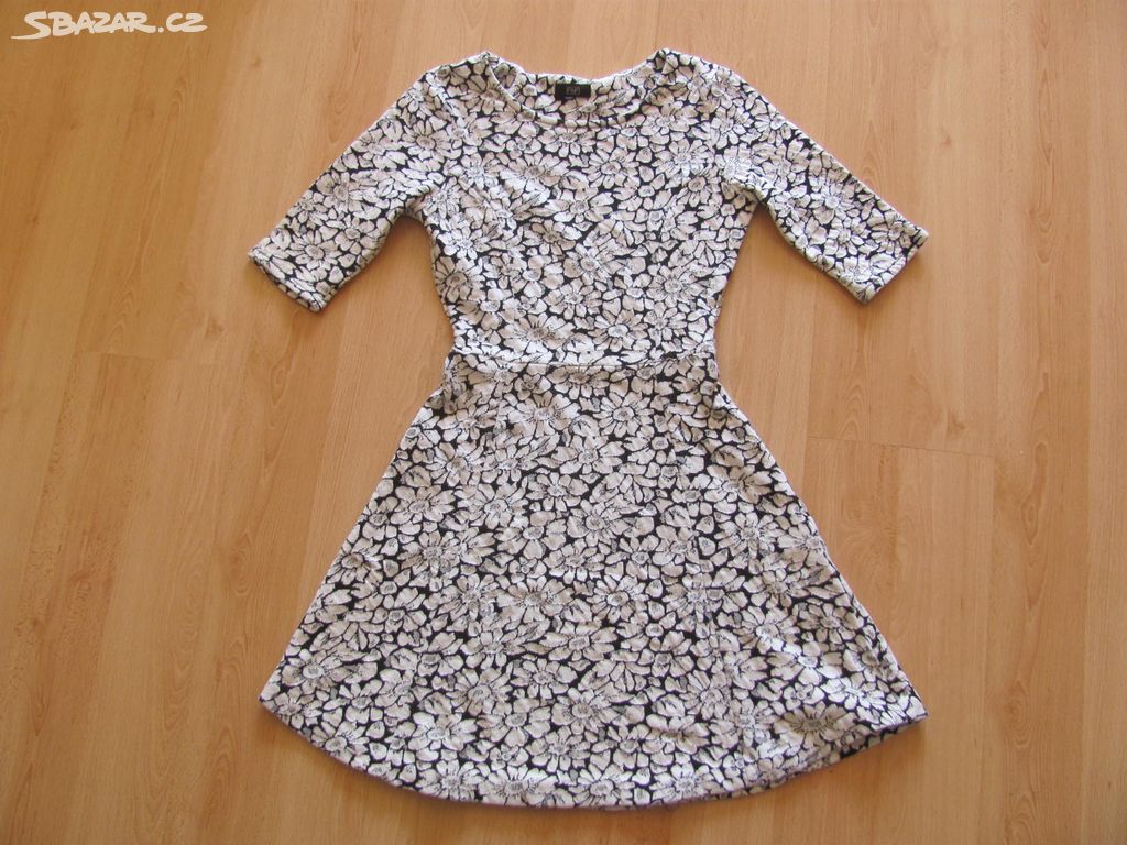 Bílo-černé dívčí šaty vel.140