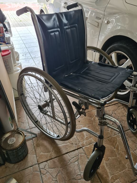 Invalidní vozík 40x46 cm sed