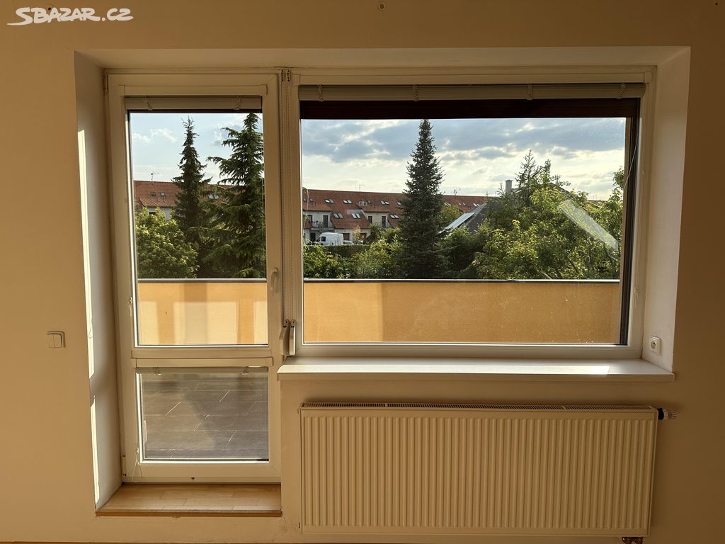 Okno+ balkonové dveře dub-bílá+ roleta dub