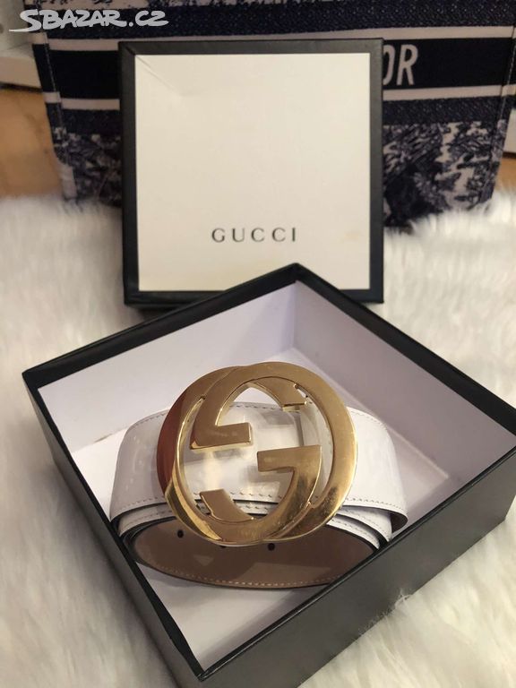 Gucci luxusní bílý pásek se zlatou sponnou