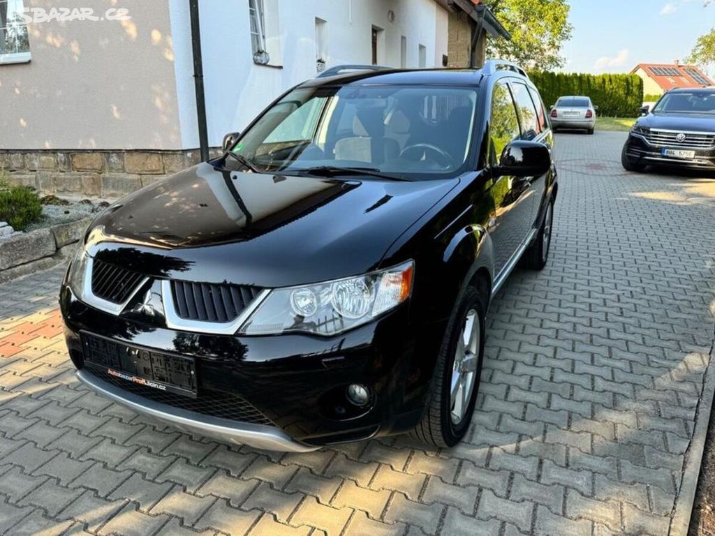 Mitsubishi Outlander 2,4i 4x4 7 míst Top stav