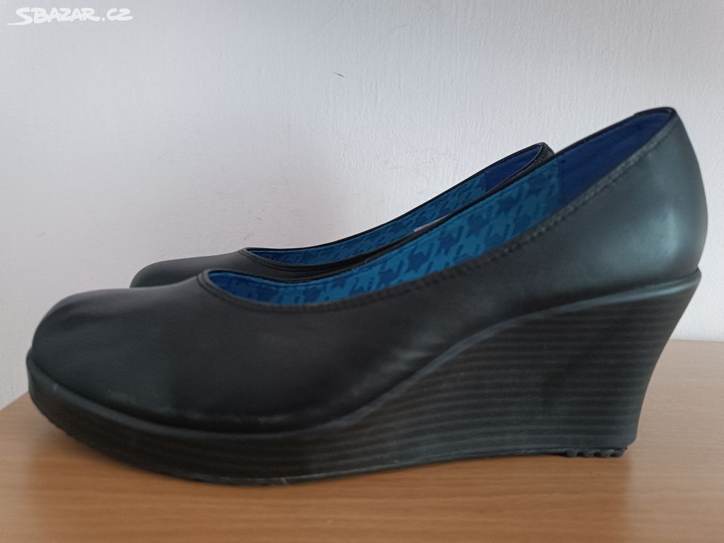 Kožené boty Crocs na klínu vel. 40