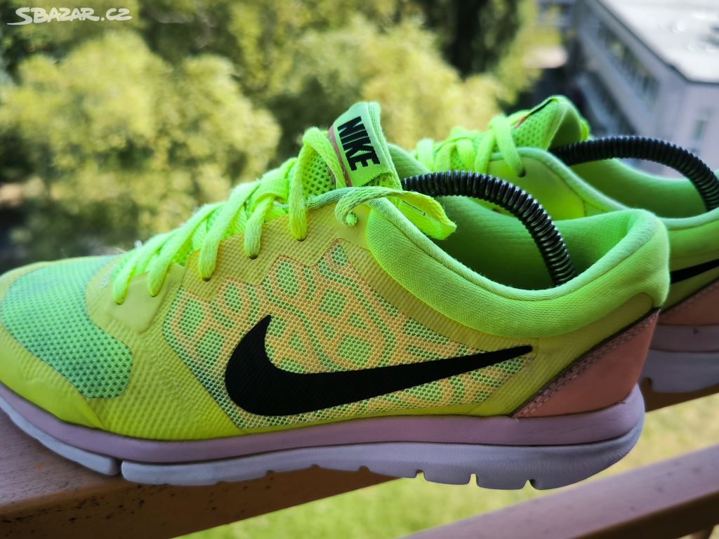 Tenisky Nike 40 neonově žlutozelene