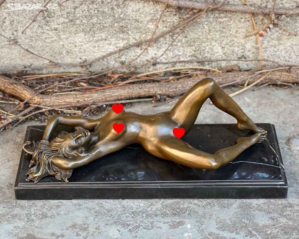 Bronzová socha - Ležící hezká žena