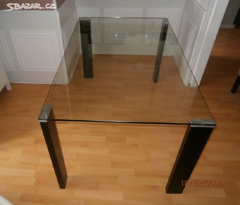 Jídelní skleněný stůl - 150 x 90 cm, výška 75 cm