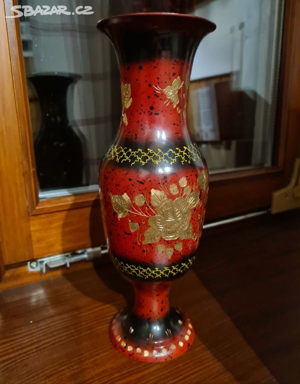 Mosazná váza ručně vyráběná v Indii